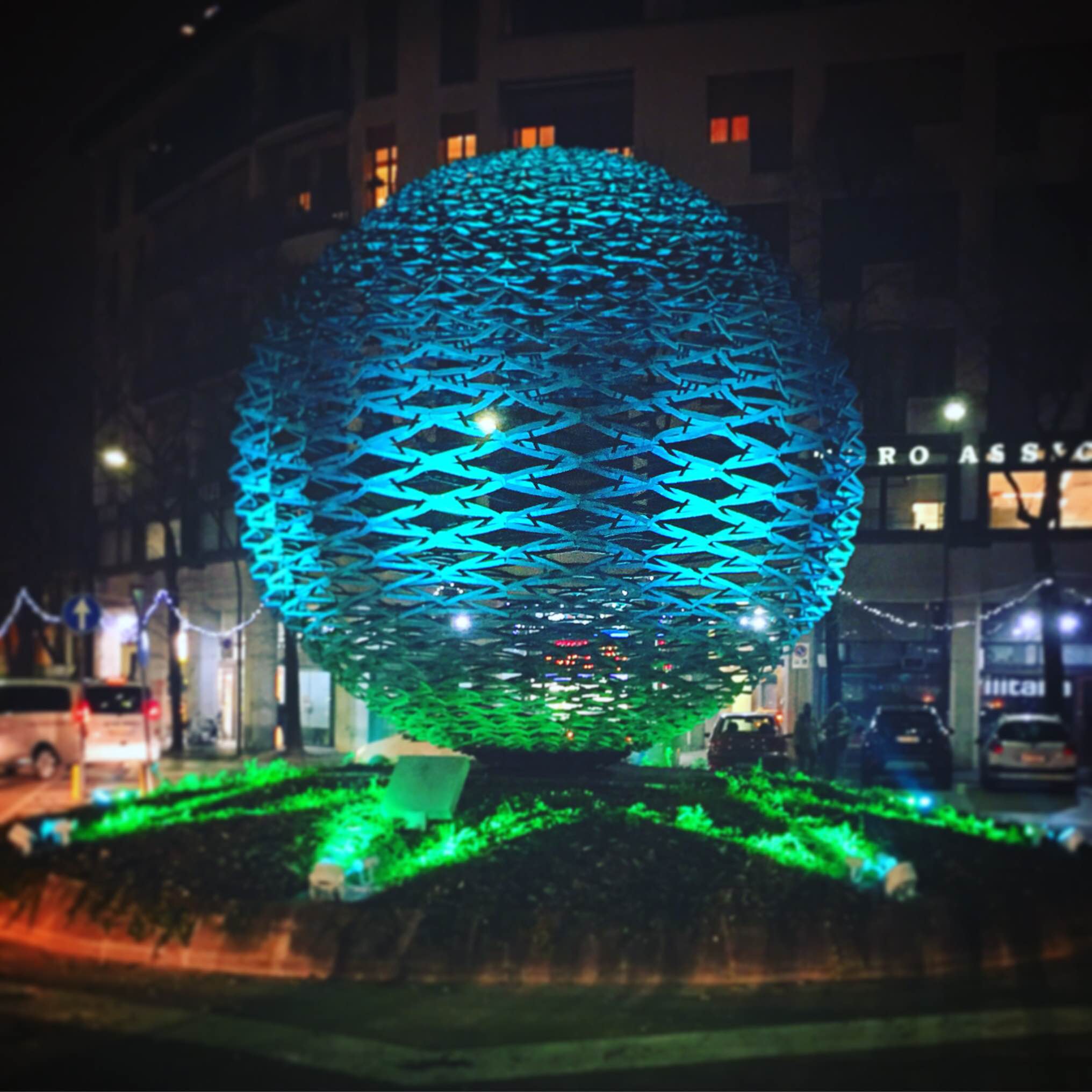 Illuminazione Grande Sfera in Via Roma a Treviso.